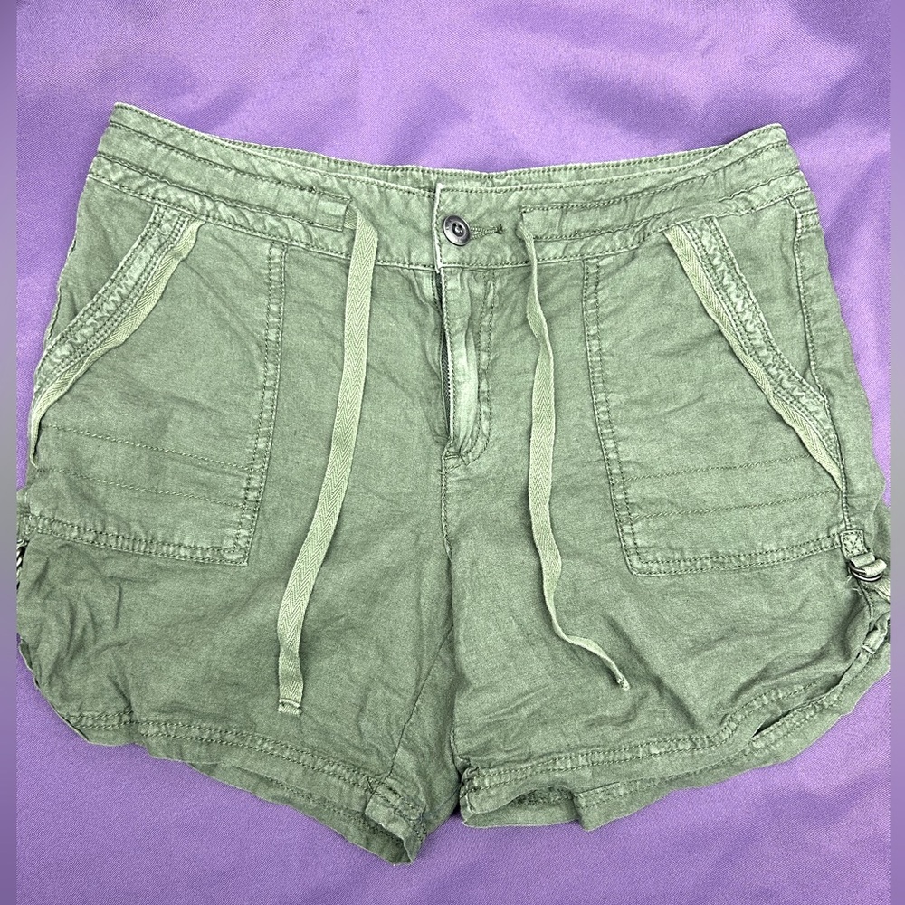 Maurice’s kaki hunter green shorts size 6